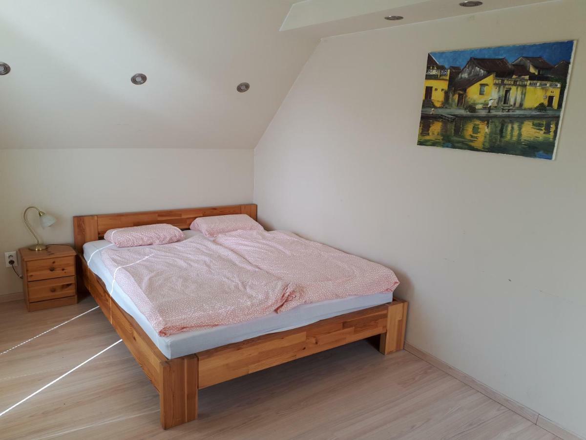 Utulny Apartman V Bratislava 15 Екстер'єр фото